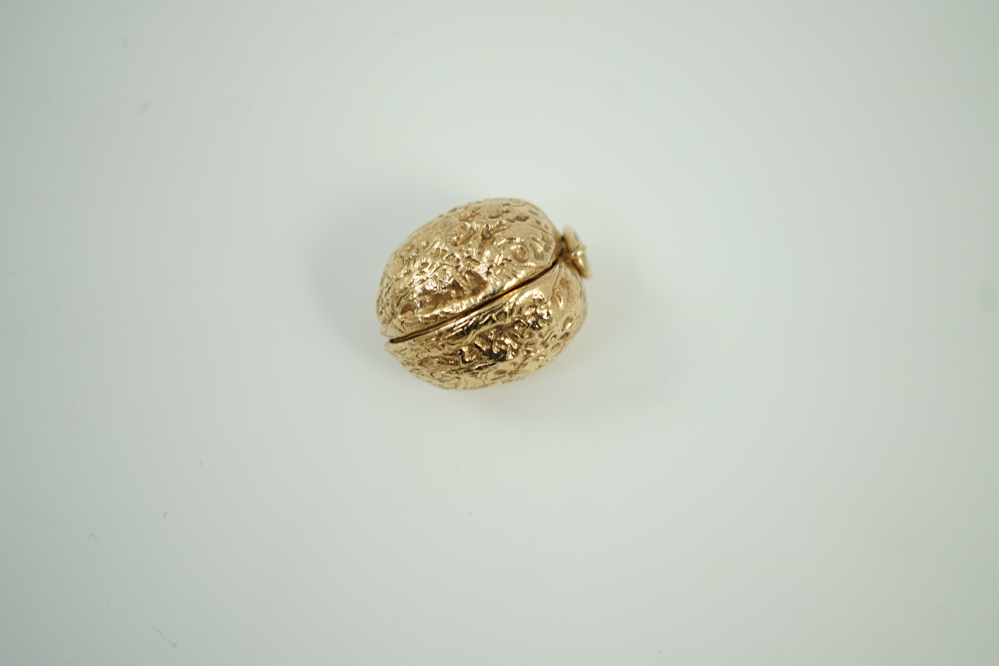 A modern 9ct gold novelty locket pendant, modelled as a walnut, 28mm, 26.7 grams.